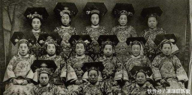 逛街|清朝老照片：图一是老百姓们在看飞仙，图二是一对闺蜜手牵着手在逛街