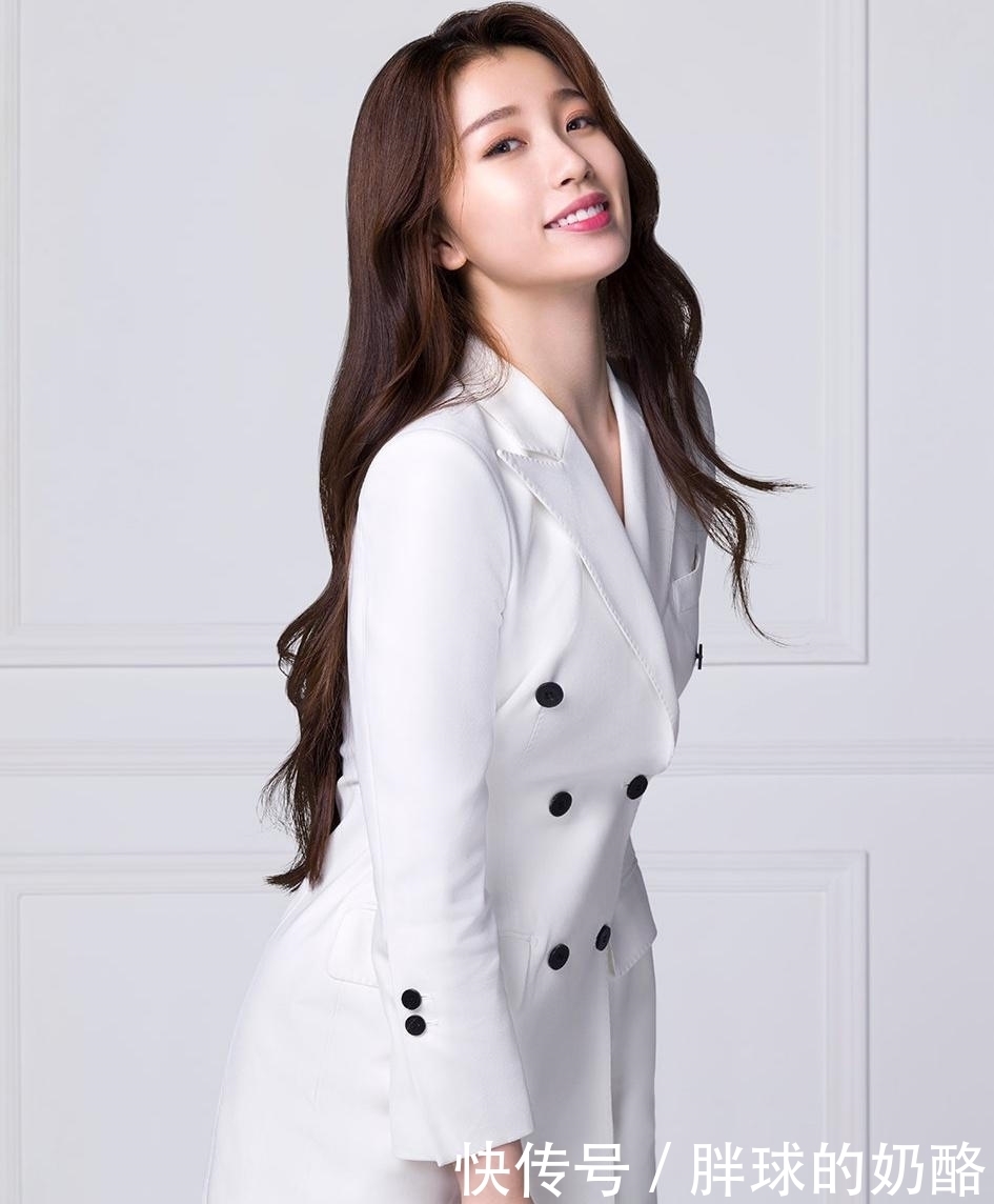  中裙|虞书欣的衣品又提升了，黑色宽松中裙慵懒随性，既显贵气又显气质