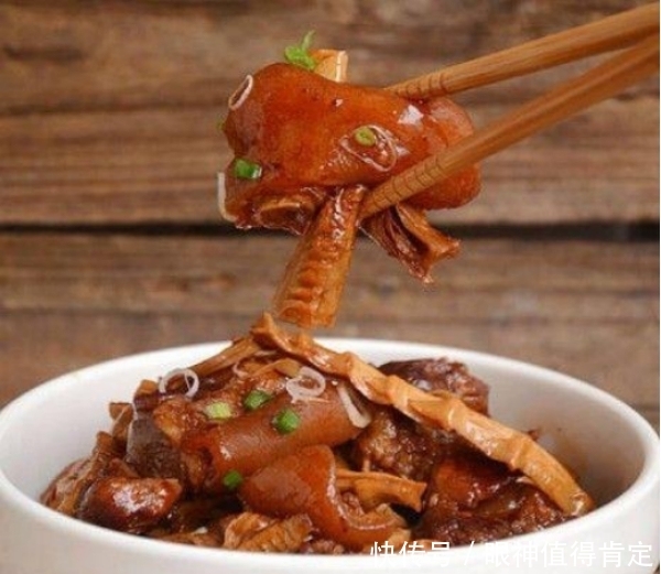 花椒|美食推荐：粉条白菜、红烧排骨、笋干烧猪蹄、豆皮拌豆苗的做法