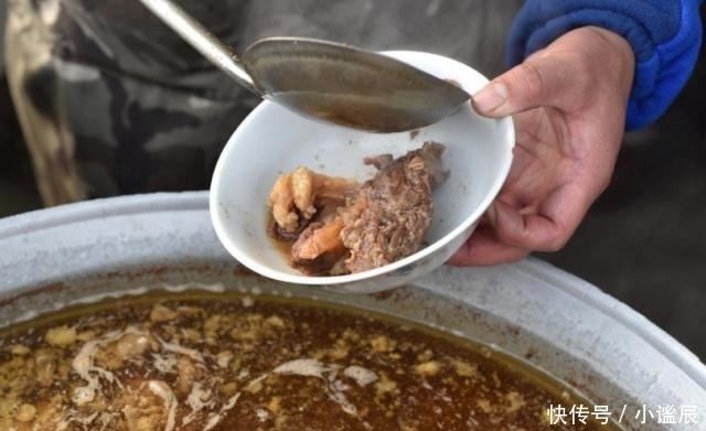 排队|母子卖“豪华泡面”,20元1碗,一天卖600碗,顾客天天排队买!