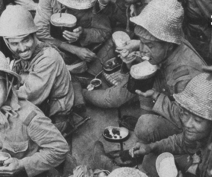  老母鸡|鬼子来扫荡，枪挑老母鸡，鬼子饿的眼冒绿光，地主家里没余粮了！