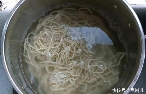  面条|煮面条时，开水下锅是大忌，大厨教你“秘诀”，面条劲道不结坨！