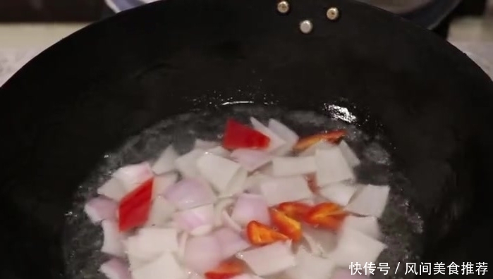  入一点|洋葱炒鸡蛋加一根黄瓜就能变成更美味的食物，大厨教你如何制作！