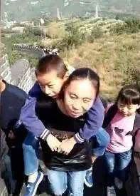 带走|12岁，母亲改嫁带走弟弟妹妹，58岁，他把瘫痪的母亲埋进墓坑