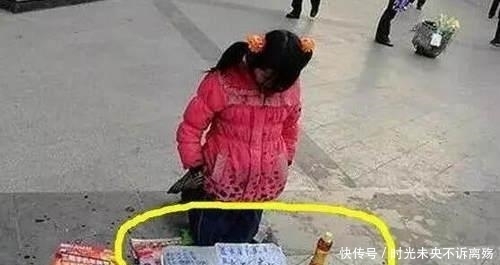 相貌|女孩在街头乞讨，抬起头露出了相貌，让所有人都愣住了！