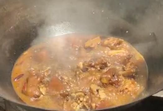 酱香|小伙在家烧着柴火做酱香猪蹄,好吃入味,养颜美容,看着都流口水