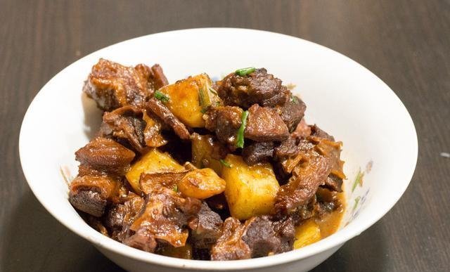 亲戚|周末亲戚来家里吃饭,弟媳下厨做了11道菜,大伙吃了一锅米饭