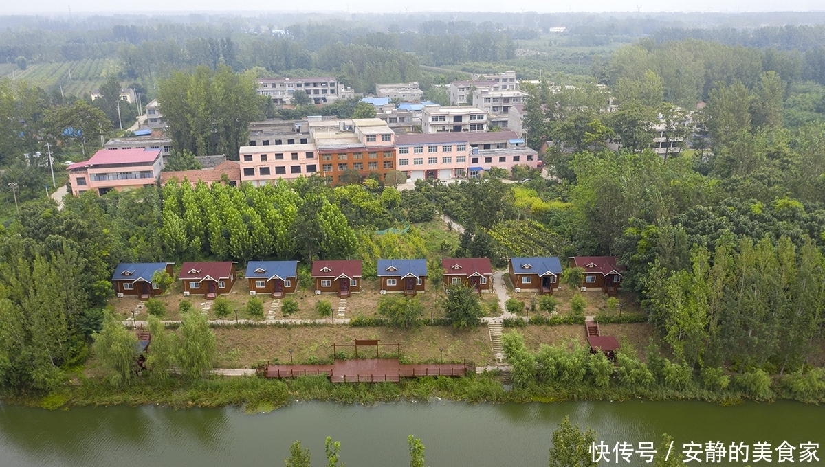 河边|大热天小伙河边生炉聚餐,享受免费汗蒸:没事找事遭罪受