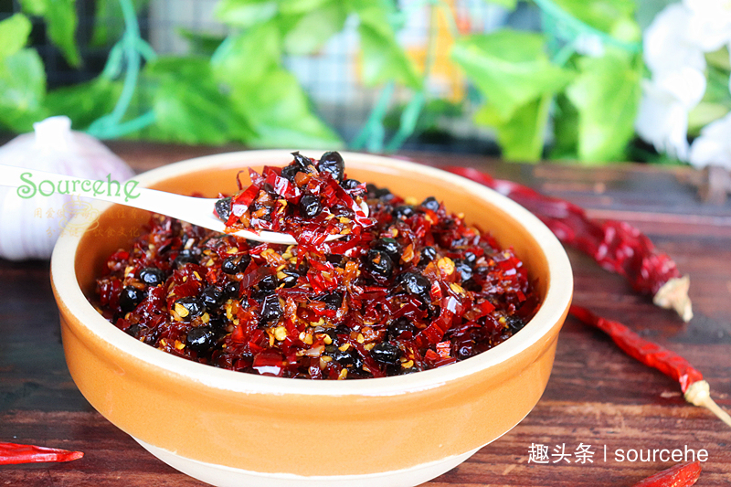  冰糖|做风味辣椒酱时加冰糖，香辣鲜美，存放一年不坏，比老干妈还香