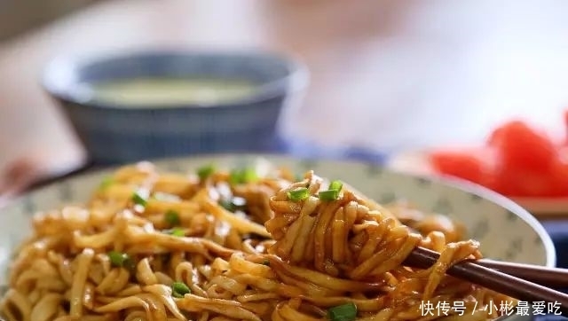 黄磊|边拌边流口水的葱油面,黄磊和汪涵做法不一样,谁的更正宗