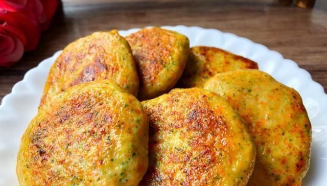 胡萝卜|早餐,我经常给家人做这款小饼,低脂营养又美味,家人超喜欢