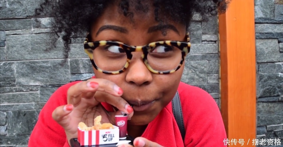 趴在|世界最小的肯德基店,一份炸鸡比手指还小,还得趴在地上取餐