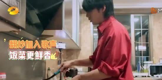  帮手|大张伟王一博在线挑战厨艺，一个让妈妈当帮手，一个状况频出