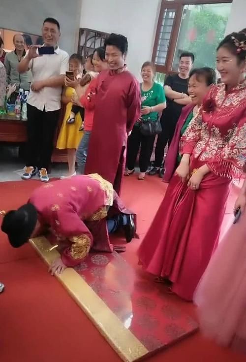 婚礼|婚礼现场，16岁叔叔接受30岁新郎大侄子跪拜，掏红包场景逗乐宾客