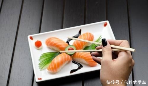 降温|日本寿司第一人有多夸张米饭用扇子降温,学徒十年才有资格煎蛋