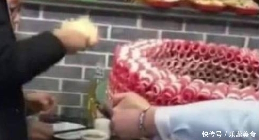 只点了一|朋友请吃火锅,4个人只点一个菜,都说抠门,上菜后被“打脸”