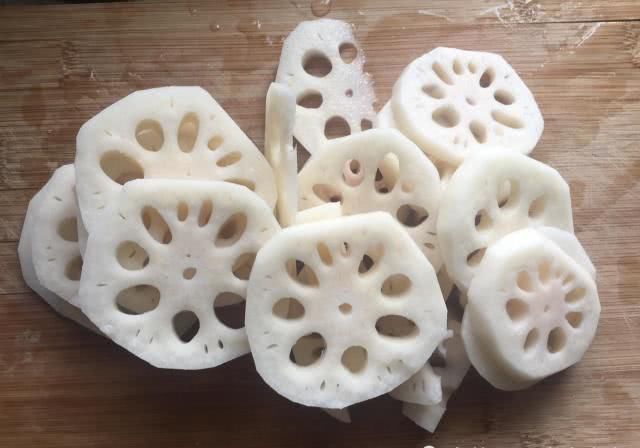  藕片|连藕一绰水就发黑大厨师教你一招，确保藕片嫩白脆爽，更进味