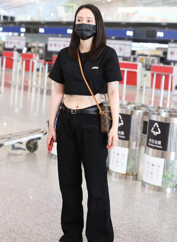 董璇|本以为奔四董璇很普通,看到衣摆后太时髦,露出小蛮腰太吸睛