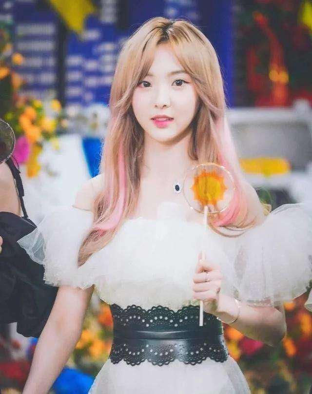 出场|硬糖少女上节目做评委,出场时节目组忘了开美颜,引起众网友热议