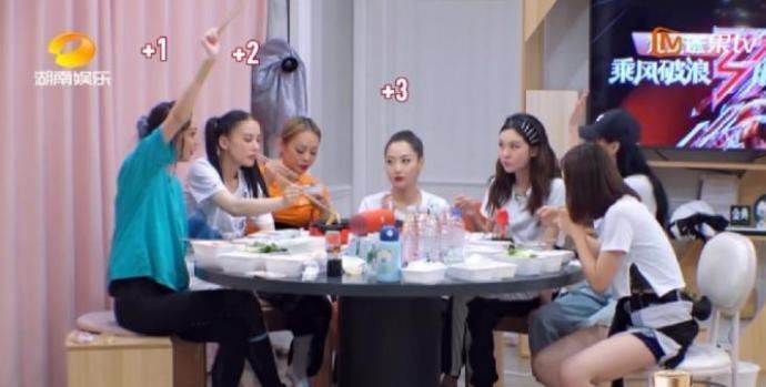 郑希怡|李斯丹妮组互帮互助,宁静组却成了宫斗剧,黄圣依强势郑希怡吃亏