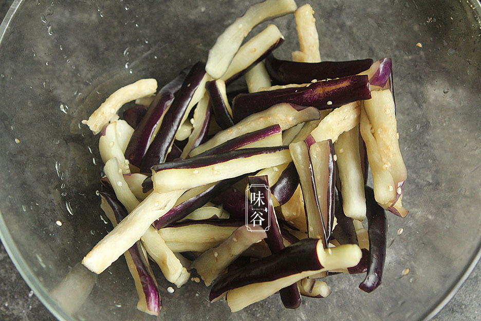 大厨|做茄子豆角时,直接过油就错了,大厨教您一招,茄子不黑不油腻