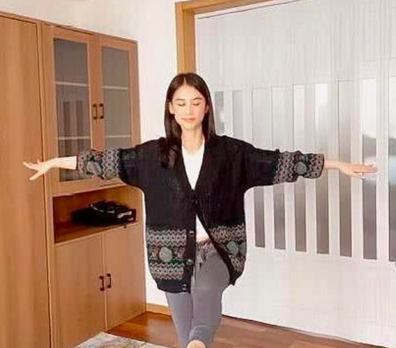 单腿|黄圣依晒“单腿蹲”视频,抬腿的那一刹那,网友:忍不住想要截屏