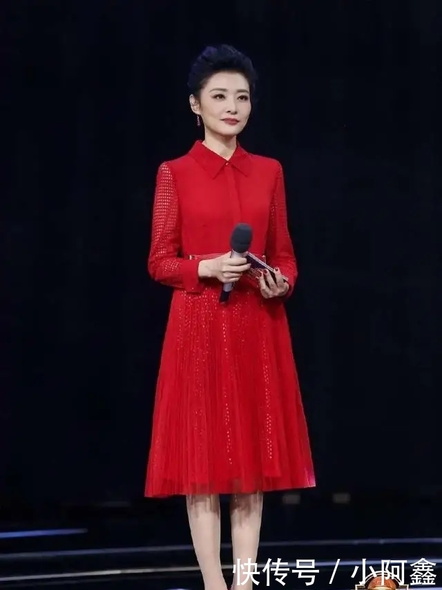 设计|周涛终于穿旗袍裙了，大红色旗袍连衣裙配低盘发，气场开挂了