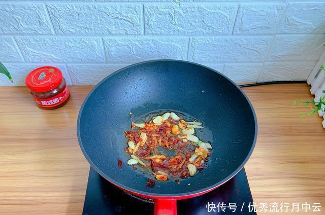 汤汁|小黄鱼这样做最下饭,麻辣鲜香,鲜嫩入味,汤汁拌饭也能多吃两碗