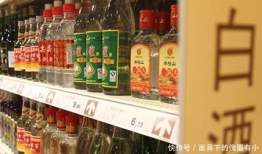 口感|去超市买白酒,行家专挑4种买,好喝还不贵,关键都是纯粮酒
