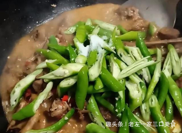 鸭肉|鸭子最美味的川味做法,一次烧一大盘,鸭肉香辣爽口好吃
