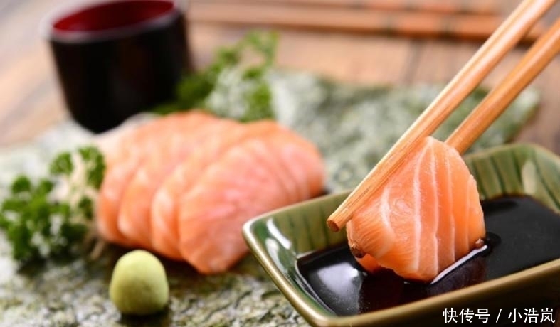 吃饭|朋友在日本餐馆吃饭, 被服务员告知筷子用错了, 朋友的话让服务员“扎心”了