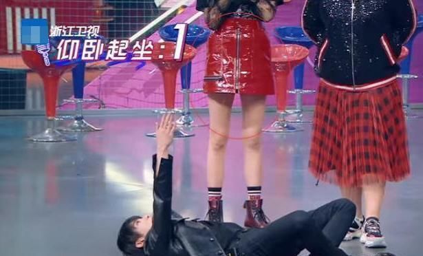 太圈|华晨宇躺地上仰卧起坐,关晓彤穿短裙站在附近,花花反应太圈粉