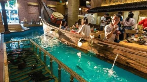 家餐厅里面|30吨海水装满餐厅,想吃鱼自己捞,用餐环境优美,你猜人均多少钱