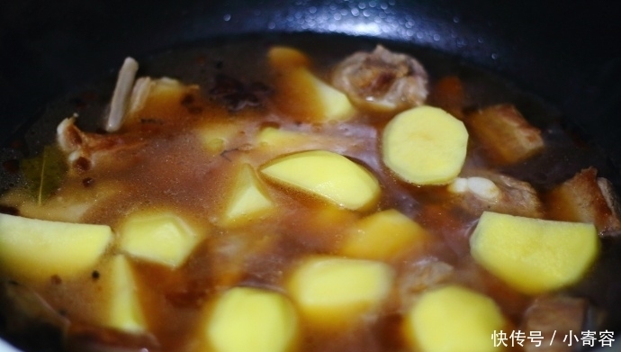 汤汁|土豆炖排骨,这样做,半小时轻轻松松出锅,好吃得连汤汁都不剩