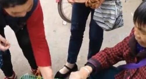 路边|老奶奶路边卖“特色小吃”,路人只看不买,顾客是你们不识货