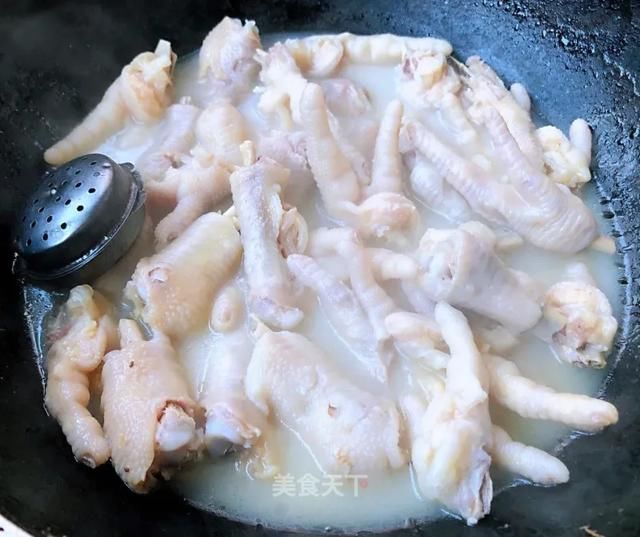 切成|这样做鸡爪真的太好吃了,越吃越上头!你们一定要试试看!
