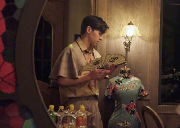  别人|有一种“手势”叫杨幂拿扇子，别人都是握住扇柄她却不一样，白浅回来了