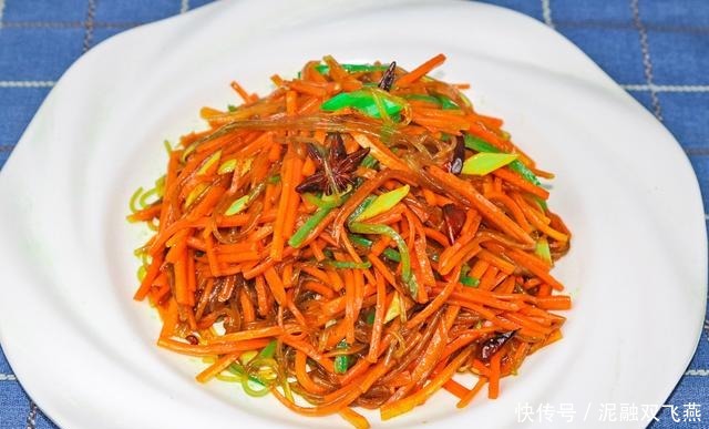 不粘锅|这才是地道的家常菜,大厨教你胡萝卜炒粉条技巧,粉条爽滑不粘锅