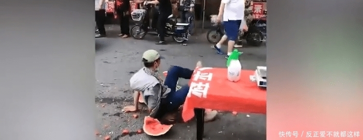 大爷|老人因买东西被人嫌弃没钱，花100元街头砸西瓜撒气，网友：大爷还是那个大爷