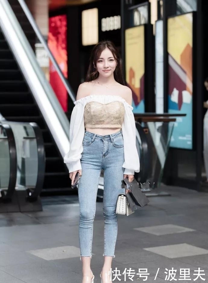  凉鞋|美女脚上搭配一双高跟凉鞋，让她性感美丽的同时充满时尚的魅力