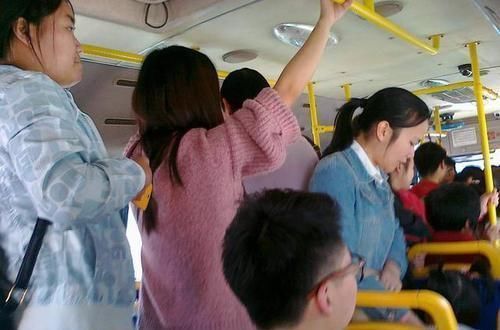 女儿|公交车上女儿哭喊脚疼，宝妈低头一看立马报警，乘客夸赞孩子机智