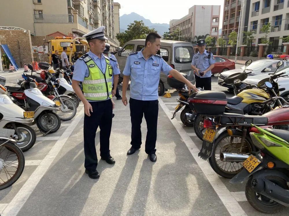 蜀黍|出手了鼎湖警察城管蜀黍合体大战“僵尸车”