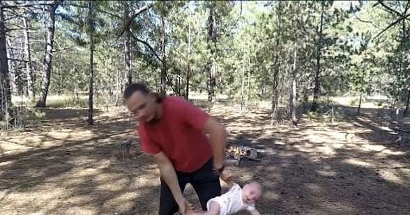 手脚|男子抓着4个月大的亲生女儿的手脚在空中甩，不顾婴儿尖叫