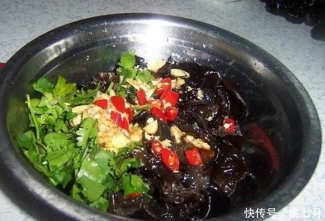 木耳|凉拌木耳,木耳先焯水就错了,难怪不脆不入味,大厨:这样做才对