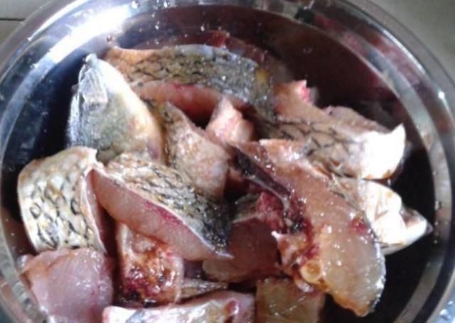 鱼块就|炸鱼块时,不要用淀粉或面粉了,换成“它”,鱼块外酥里嫩更美味