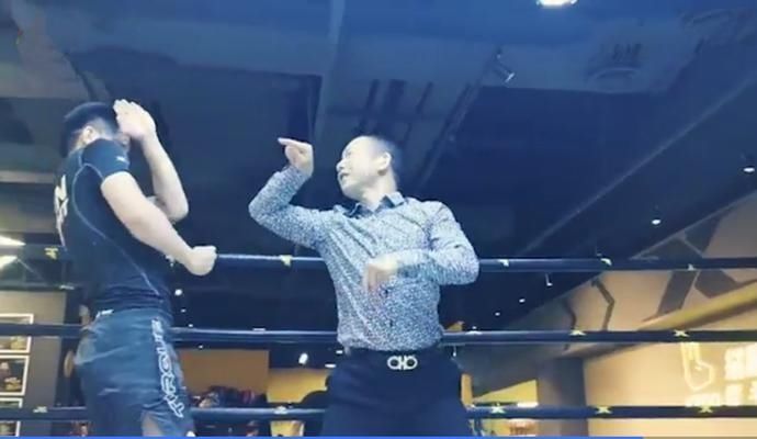 挑战|武僧一龙遭传武大师挑战!螳螂拳大师:我可以30秒弄瞎一龙的眼睛