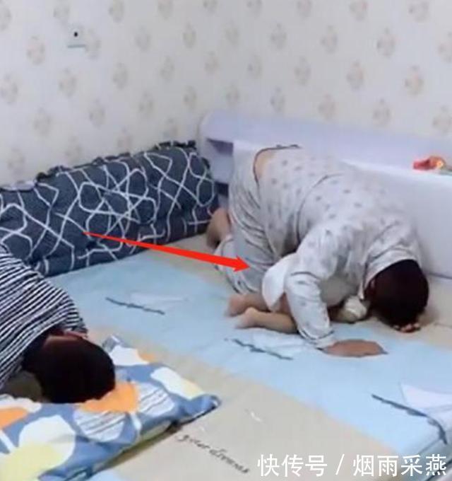  小孩|妈妈罚跪父子三人，小儿子的动作让宝妈笑翻，网友：“萌”混过关