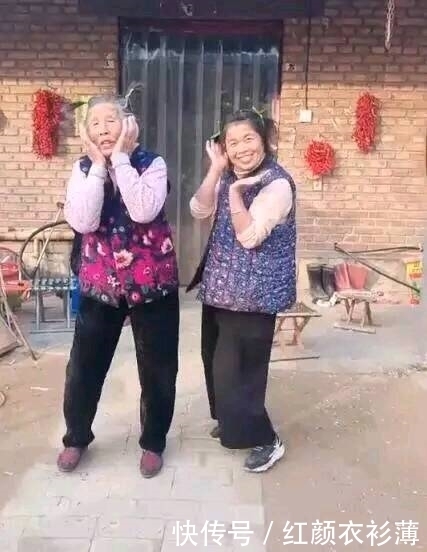 笑话|搞笑图片幽默段子笑话：你们几个关系还真好，一起在看什么呢？