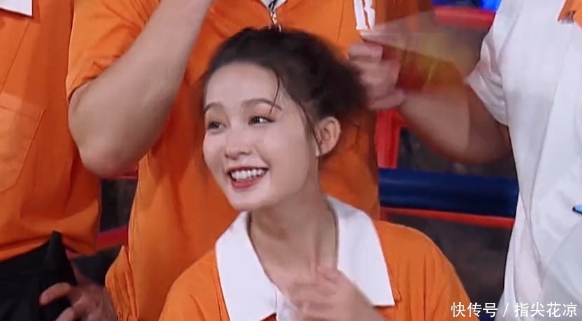  救场|李沁录节目发现领口太大，被男嘉宾围着时，她的救场方式我服了