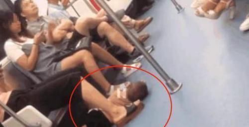 妈妈|地铁上,男孩躺在地上一动不动,看到孩子的手,乘客立马报警